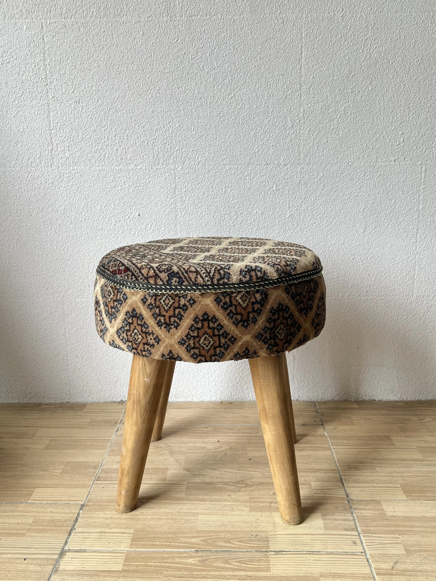 Round carpet pouf