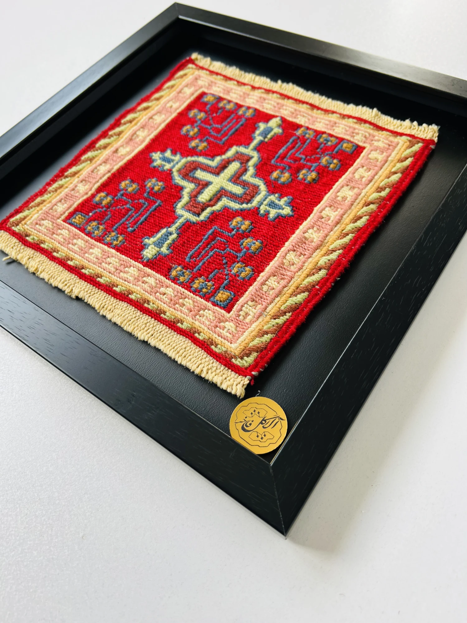 Red with central motif Verni frame · 20 × 20