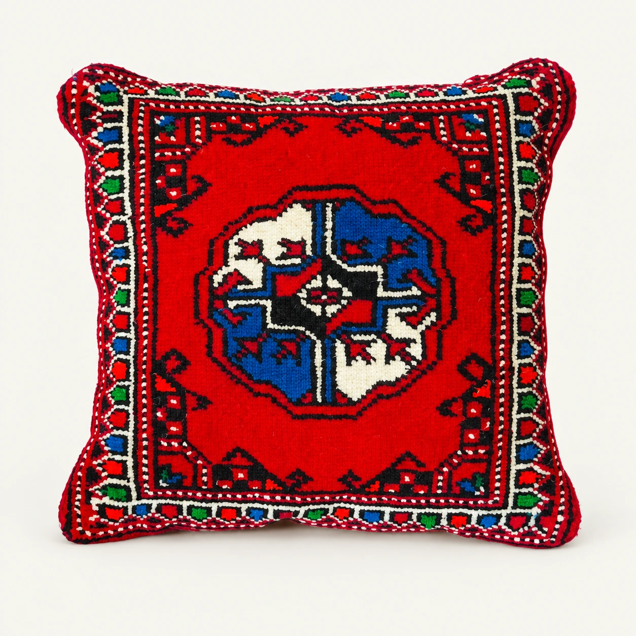 Red carpet cushion · Blue motif