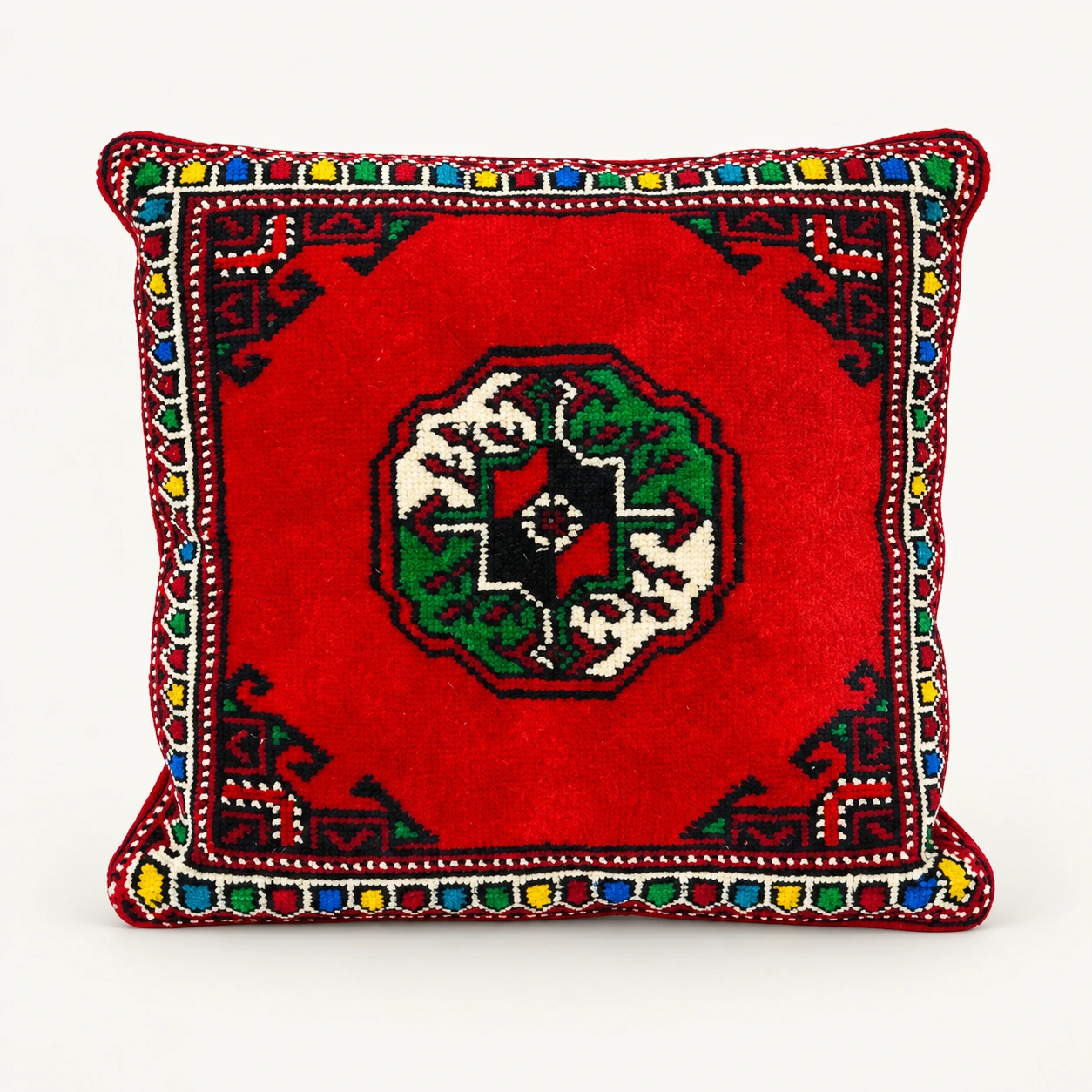 Red carpet cushion · Green motif